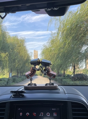 车载摆件机器人工业风朋克桌面美学桌搭好物婚房婚车装饰亲吻娃娃