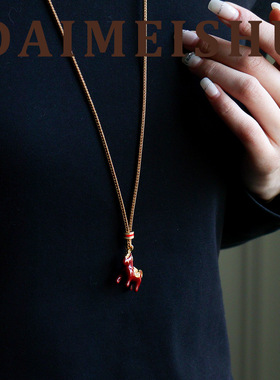 原创新年复古时尚百搭红色滴油珐琅小马毛衣链轻奢高级感长项链女