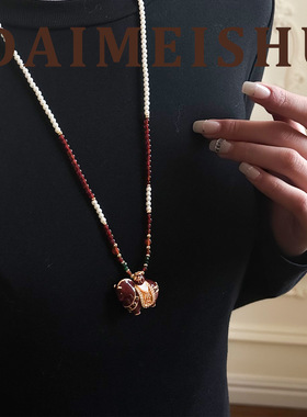 马年原创新中式复古精致红玛瑙小马钱袋毛衣链轻奢高级感长项链女