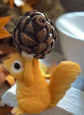 创意小松鼠举松果摆件