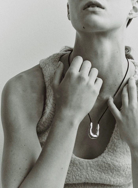 日系INS小众复古张悦儿潮酷时髦黑色皮绳不规则U型马蹄项链毛衣链