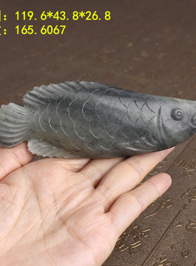 纯手工雕刻打磨的青花籽料鱼把件