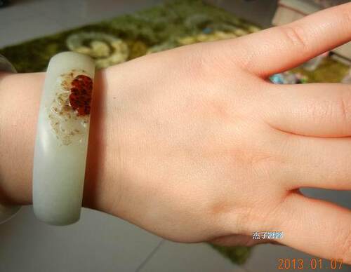 朕品牌  红沁皮白玉籽料手镯 欣赏篇个人收藏 - 图0