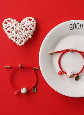 2026时尚韩版小可爱红绳手链卡通猫陶瓷新年饰品红色简约百搭男女