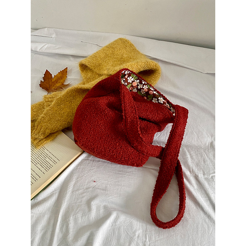 白日梦长自制！复古红色羊毛呢水桶包女2025法式秋冬百搭斜跨包,淘宝优惠券,粉丝福利购,淘宝优惠卷