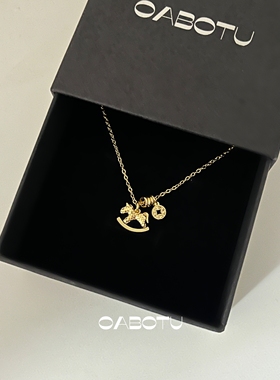 马上暴富轻奢复古金色小马项链新款时尚小众设计摇摇马钱币锁骨链