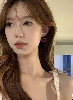 显白甜美酒红色爱心耳环少女感