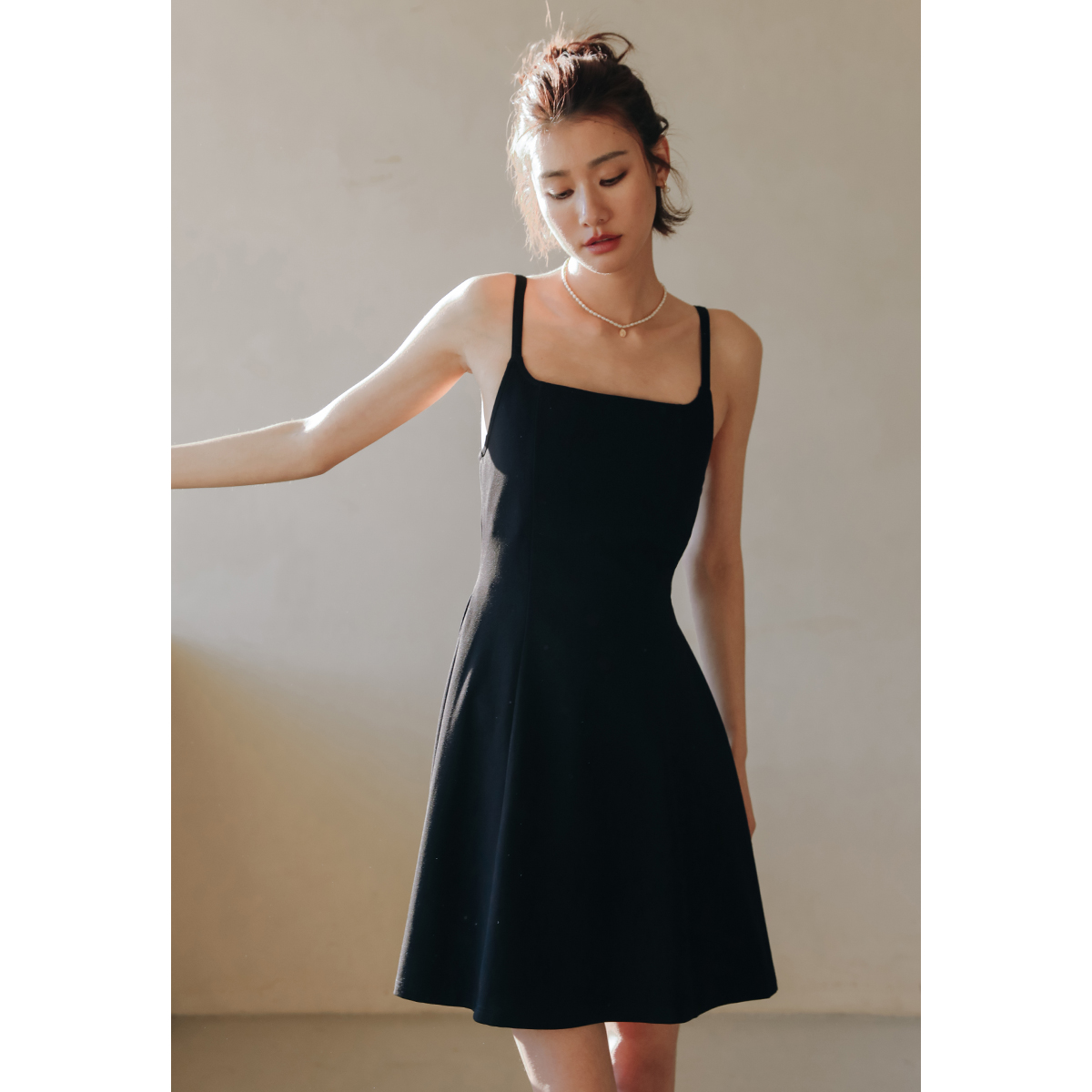 弥古黑色吊带连衣裙小个子赫本风小黑裙女秋冬内搭打底裙子高级感 - 图0