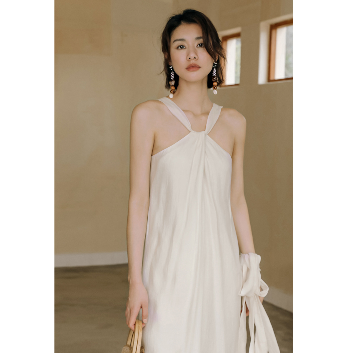 弥古白色挂脖吊带连衣裙高级沙滩裙 弥古连衣裙