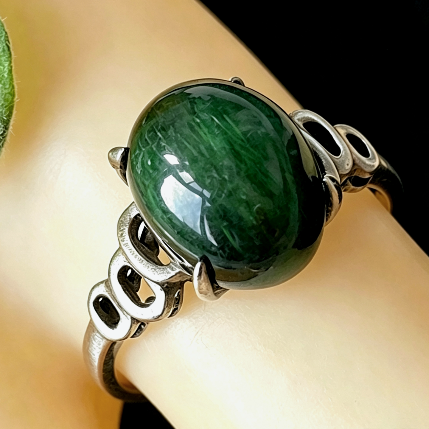 Natural crystal ring, green rabbit fur ring with flashing cat eye, green rabbit fur ring, silver bag, closed mouth birthday gift for women