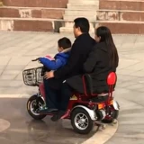 Средние и пожилые люди Электрические триколесные велосипеды Домохозяйства небольшие автомобили с инвалидами в пассажирских и грузовых электрических трехколесных велосипедах Получают детей, чтобы купить еду и изгиб