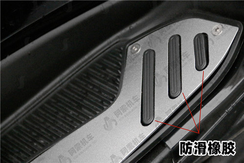 适用于雅马哈20-24款NMAX155 脚踏板 改装脚踏板脚踏皮垫金属脚踏 - 图2