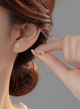 S925纯银雏菊小蜜蜂耳钉