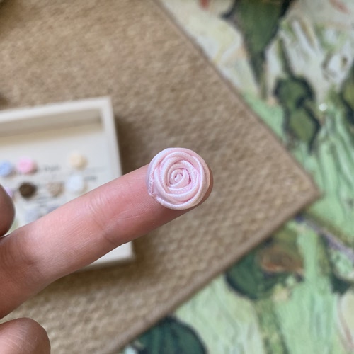 1.5cm迷你小玫瑰花苞布艺花朵DIY发夹抓夹香蕉夹娃衣bjd手工配件 - 图1