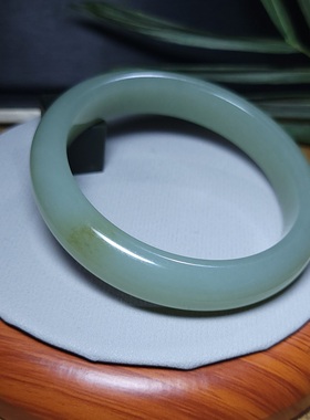 Z122502 59.0克，R59细润古风韵味新疆且末老料糖皮青白玉手镯