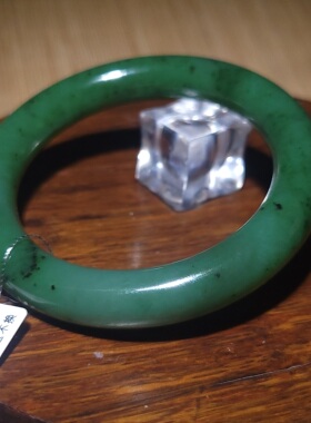 YQ030505 新疆的猫55.6克内径55mm油亮颜色均匀俄料碧玉圆条手镯