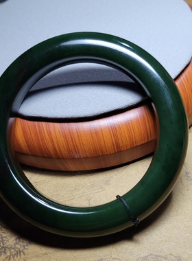 Z121704 74.5克，R55+天然黑红皮七号老矿极浓菠菜绿碧玉手镯