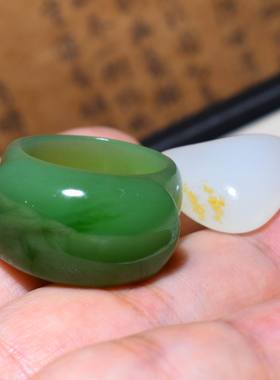 新疆的猫JJ122514  7.5克内径18mm色调油亮的阳绿色碧玉扳指