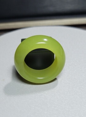 Z032303 新疆的猫8.3克R17.5冒油细润色浓黄油脂状若羌黄口玉戒指