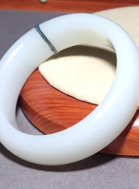 L031206 新疆的猫90.5克内径57mm肉质细腻俄料羊脂白玉正妆手镯