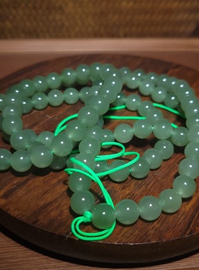 新疆的猫YQ082507 83克，直径8mm色调鲜嫩冰润湖水绿色圆珠挂链
