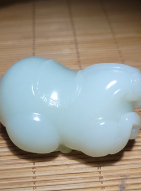 zg120505 67.1克，肥肥糯糯圆润饱满的白玉底翠色养眼唐马摆件