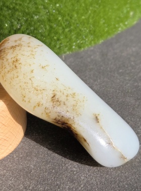 新疆的猫W121503 35.4克聚集高黑油皮饱满肾型白玉天然挂件玩籽