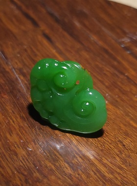 新疆的猫YQ122006 7.9克，亮色质俱佳阳绿色碧玉山流水如意挂坠