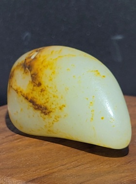 新疆的猫C111704 29.9克，质底莹润，红褐皮鲜艳的白玉玩籽