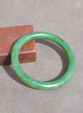 C032804新疆的猫大漏精致靓美！40克浅菠菜绿乌兰海碧玉圆条手镯