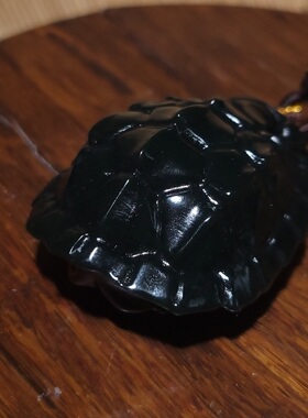 YQ032新疆的猫67.0克黑润油亮细密高品格尔木黑青玉龟甲把件