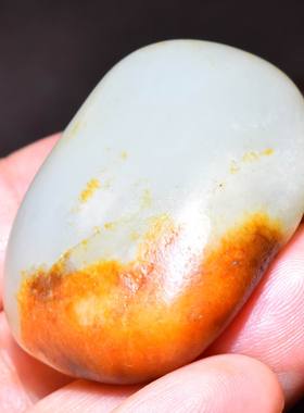 新疆的猫38.4克，油润细腻艳红皮青白玉籽CD27