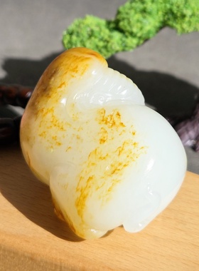 新疆的猫W102903 80克浓白聚艳皮苏工羊脂白玉籽太平有象手把件