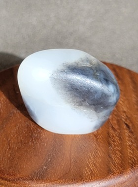 新疆的猫C121504 18.1克，黑白分明白如羊脂的青花玩籽