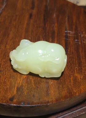 YQ032105新疆的猫20.1克颜色纯正的和田玉若羌黄口生肖牛雕件