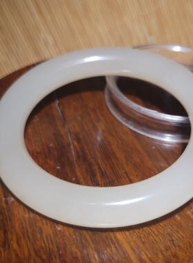 YQ031706新疆的猫67.3克内径58mm质感温润和田玉藕粉玉圆条手镯