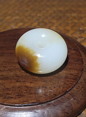 YQ021123   11.5克，油膏料且末羊脂白玉带糖面包扣，新疆的猫