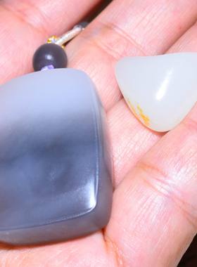 新疆的猫JJ120306 29.1克，细腻纹路漂亮的老坑烟青玉平安牌