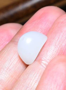 新疆的猫JJ102306  1.4克，顶细润如凝脂羊脂白玉俄料小元宝