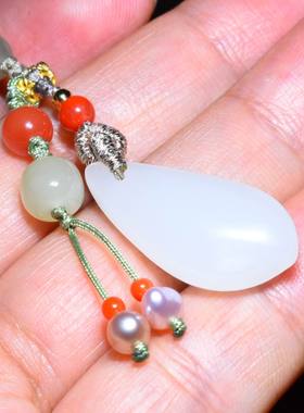 新疆的猫JJ081417  5.8克，老坑俄料羊脂白玉玉兰花小挂件