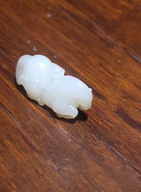 新疆的猫YQ010202 8.2克玉质油润细腻的俄糖白玉唐马挂件