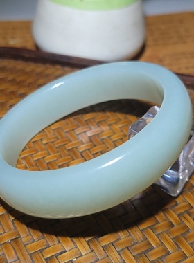 新疆的猫YQ080202 52.5克内径56mm颜色清爽带皮青白籽手镯