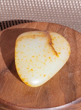 新疆的猫C122303 22.8克，上等玻璃料满洒红皮白玉玩籽