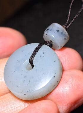 JJ012403新疆的猫8.4克皮色老气的橘红皮青花平安币雕件和田玉