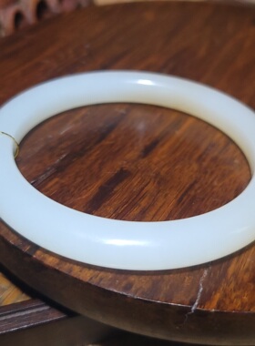 YQ032504新疆的猫28.1克内径53mm白度浓郁肉质细腻羊脂玉带糖手镯