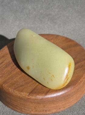 新疆的猫G112905 ·68.2克，顶细玻璃底高青白近白玉玩籽