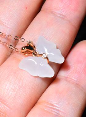 JJ032510新疆的猫2.16克油脂状冒油老坑冰底白玉18K金蝴蝶挂坠