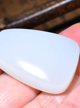 新疆的猫JJ120312  22.0克，黑皮老俄料羊脂白玉平安无事牌