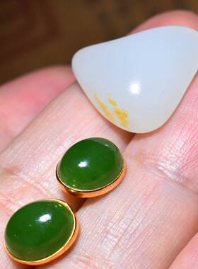 JJ0031201新疆的猫2.2克18k金阳绿色碧玉和田玉蛋面耳钉