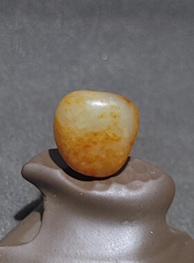 C032601新疆的猫2.9克红沁皮鲜艳靓美籽形圆润饱满的白玉小玩籽